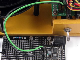 Detalle de las conexiones entre el microcontrolador y el robot. Clic para ampliar.