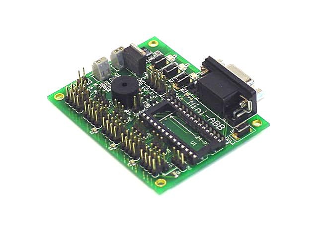 mini Atom Board es un circuito que permite conectar cualquier microcontrolador de 24 patillas y controlar servos y otros dispositivos.